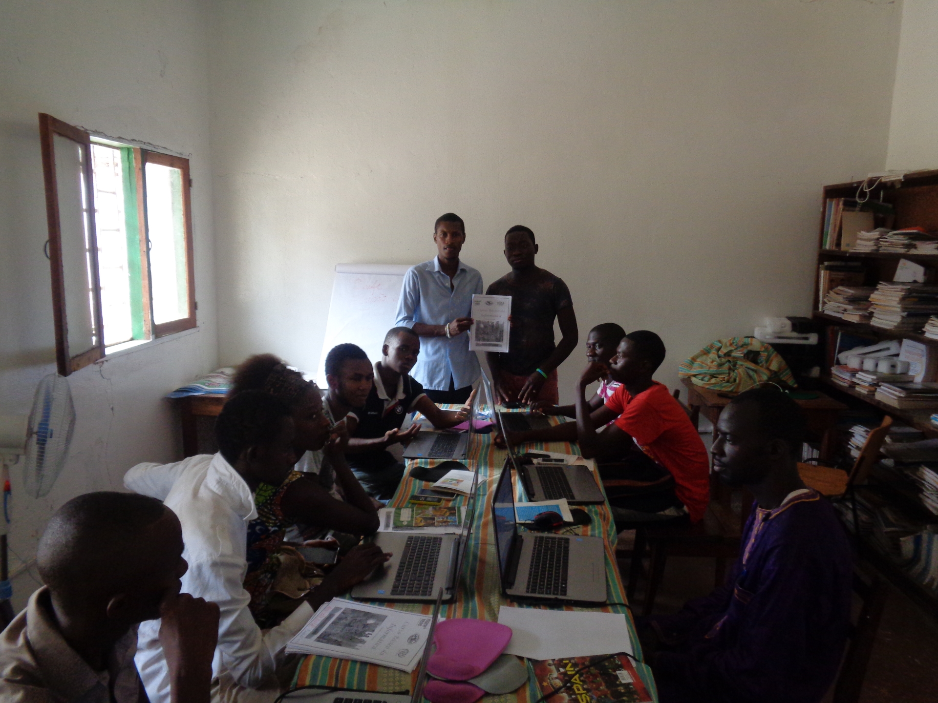 Mama Samba nella consegna dei manuali di informatica nella centro della gioventù Guinea Bissau Mani Tese 2017