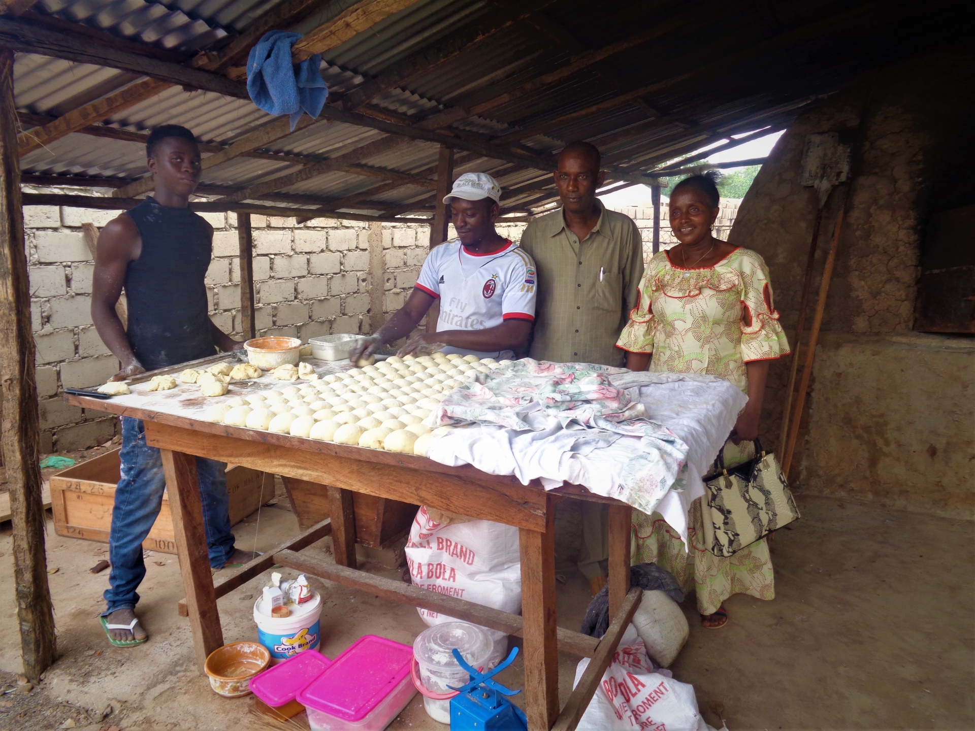 produzione di pane dolce nel forno comunitario con l'amministratore di settore di gabù in visita Mani Tese 2017
