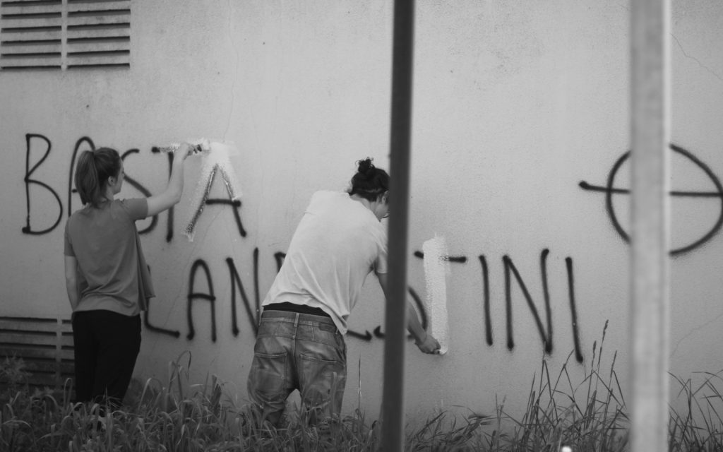 basta clandestini razzismo scritte Italia Mani Tese 2018