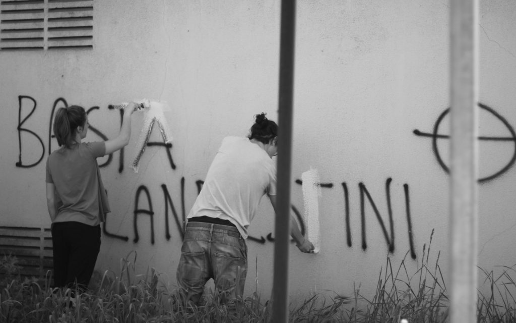 basta clandestini razzismo scritte Italia Mani Tese 2018