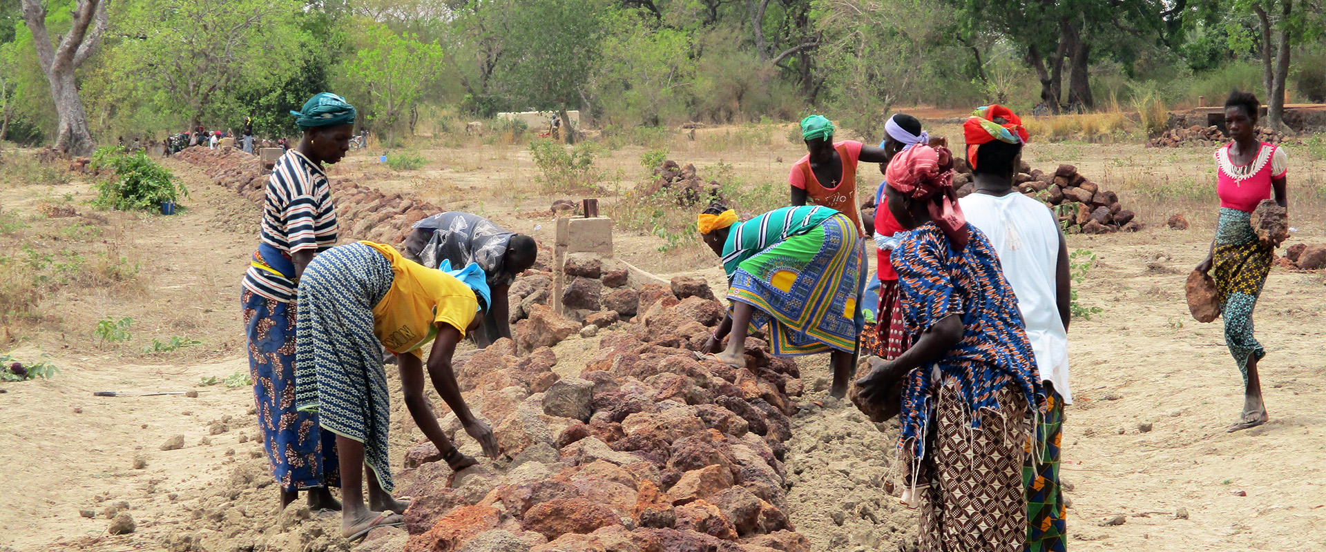 donne pietre baulature dighe Burkina Faso Mani Tese 2018