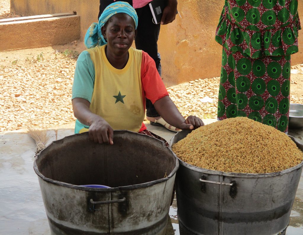 lavorazione riso parboiled donna Burkina Faso Mani Tese 2018