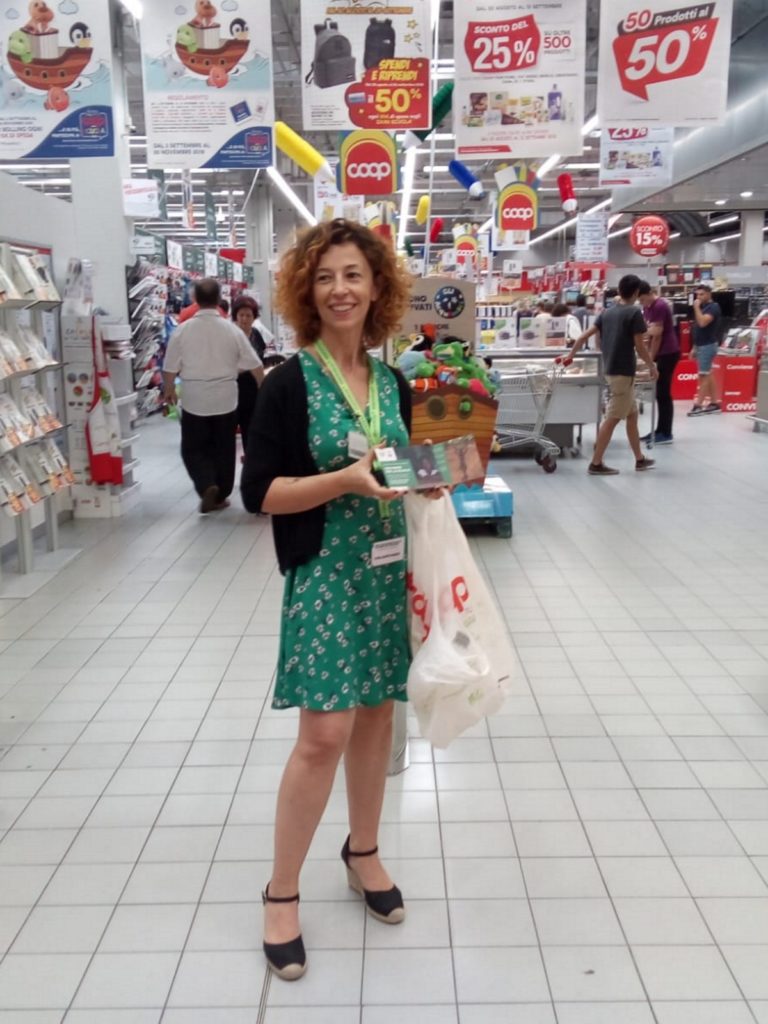 volontaria supermercato materiale scolastico Mani Tese 2018
