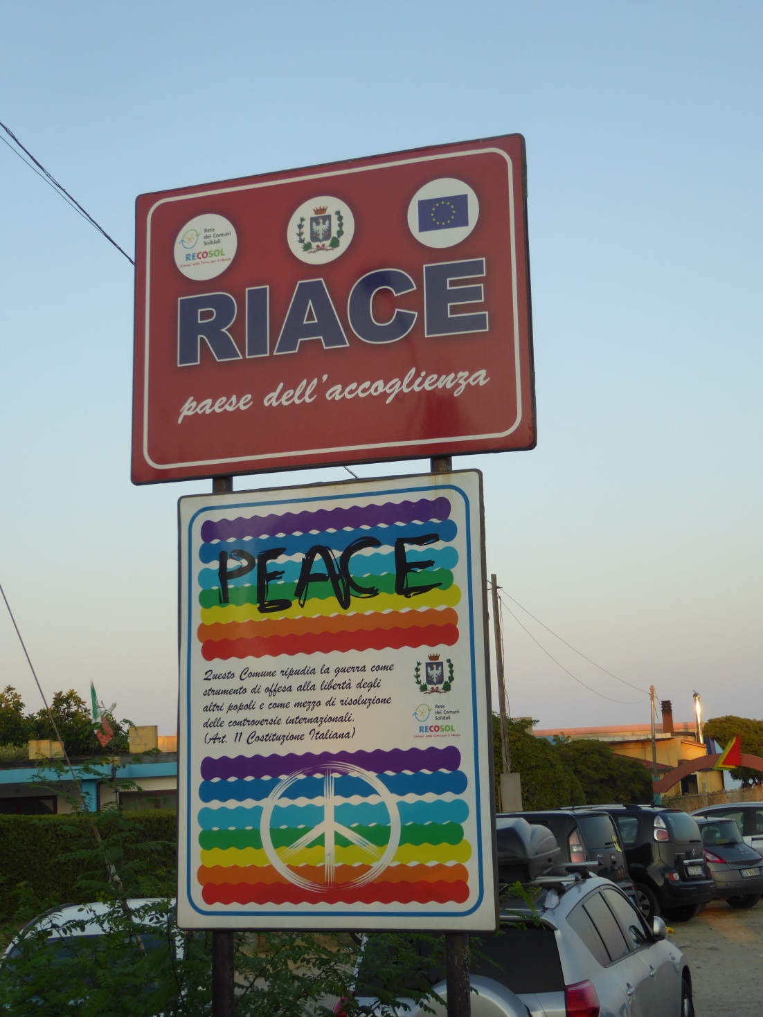 Insegna_cartello_Riace_alla_marina_2018_ridimensionata