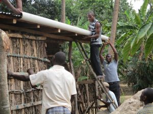 lavoro sqaudra sistema raccolta acqua piovana Mozambico Mani Tese 2018