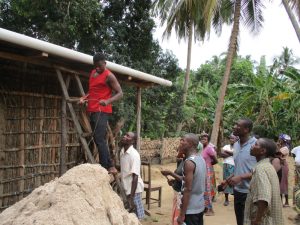 montaggio sistema raccolta acqua piovana Mozambico Mani Tese 2018
