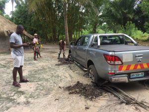 macchina interrata alluvione emergenza mozambico mani tese 2019