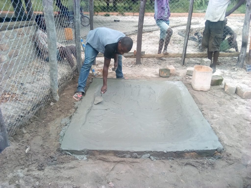 costruzione abbeveratoio capre mozambico mani tese 2019