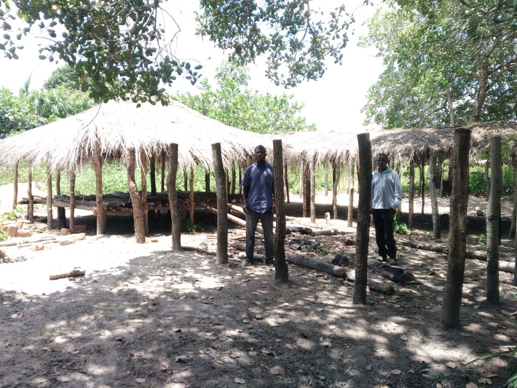 costruzione pollaio progetto foreste mozambico mani tese 2019