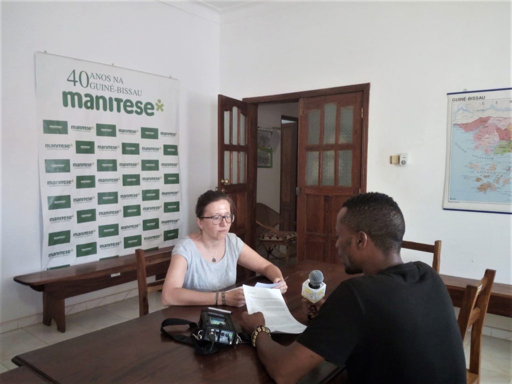 In-Guinea-Bissau-prevenzione-Coronavirus-con-la-radio_mani-tese-2020