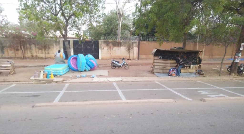 covid19_burkina faso_Segnaletica orizzontale per invitare i motociclisti a tenere la distanza agli stop