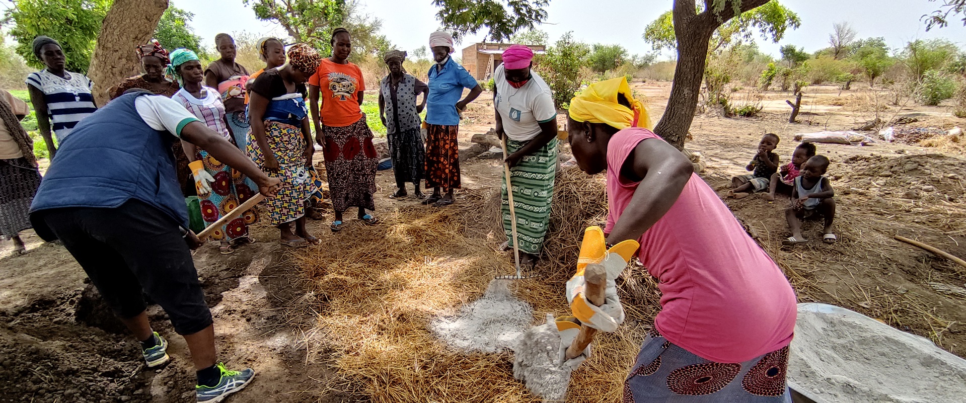 Alcune donne intente nella creazione di biocompost